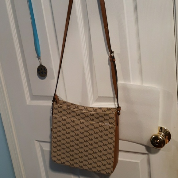 A Brand New Beautiful Michael Kors Purse - Picture 3 of 7